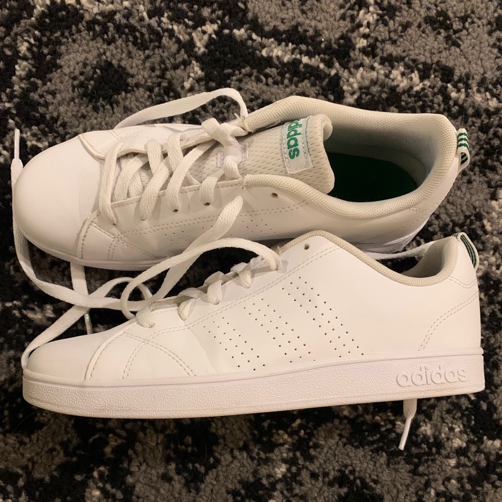 Kids size 5.5 Adidas Sneaker